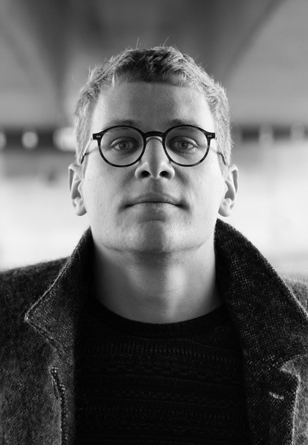 Ein Porträtfoto des Autors Lucien Haug in schwarzweiß.