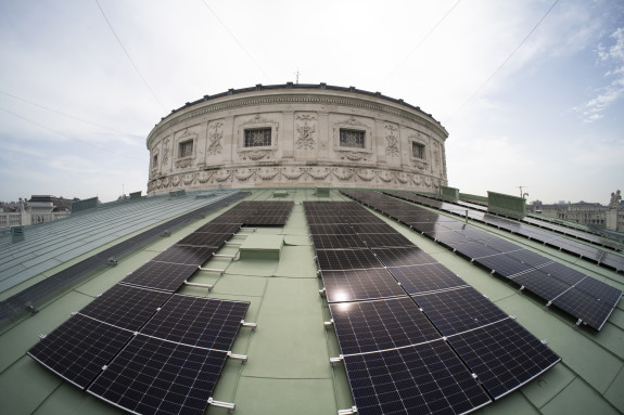 Ansicht vom Dach des Burgtheaters mit Photovoltaikanlage