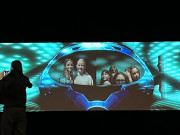 Teilnehmende des Töchtertages wurden mittels Blue- und Greenscreen in ein Raumschiff auf der Bühne projiziert