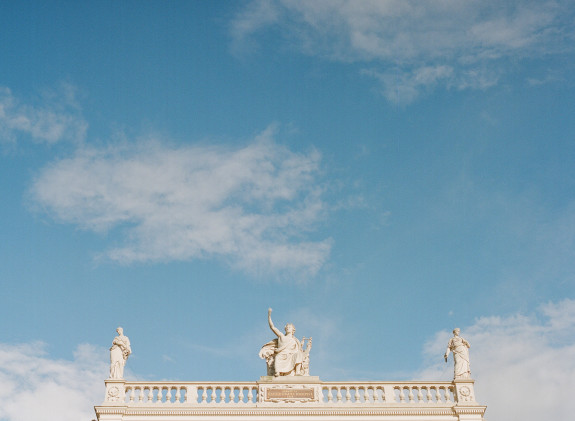 Burgtheater Außenansicht mit blauem Himmel