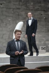 Inszenierungsfoto GESCHLOSSENE GESELLSCHAFT