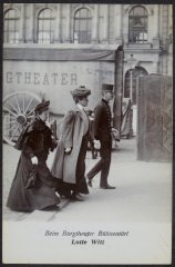 Verlag Gebrüder Kohn: Beim Burgtheater-Bühnentürl Lotte Witt, 1908, Theatermuseum Inv. Nr.: FS_PP258785alt