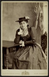 K.u.K. Hof-Atelier Adèle: Rollenporträt der Katharina Schratt als Vroni in Der Meineidbauer von Ludwig Anzengruber, Prem. 28.10.1893, Hofburgtheater Wien.