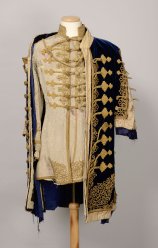 Gala-Kleidung eines ungarischen Magnaten: Dolman aus floral gemustertem Brokat; Mente aus Seidensamt mit Pelzverbrämung (nur mehr Ledergrund erhalten), beides reich verziert mit goldenen Posametrie-Applikationen und Husarenverschnürung, 2.H. 19. Jh.