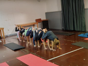 Bei einem Akrobatik-Workshop formen Kinder eine Raupe
