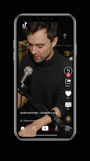 Ein Smartphone-Bildschirm zeigt eine Nahaufnahme von Nils Strunk in einem TikTok-Video