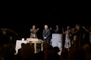 Klaus Maria Brandauer; Philipp Hochmair; Stefanie Dvorak; Birgit Minichmayr; Benjamin Martin; Lydia Hofmann feiern auf der Bühne 