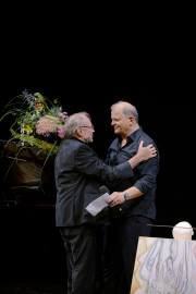 Martin Kušej überreicht Klaus Maria Brandauer einen Strauß Blumen