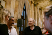 Sarantos Georgios Zervoulakos und Klaus Maria Brandauer stehen im Pausenfoyer des Burgtheaters