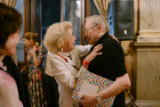 Monika von Zallinger umarmt Klaus Maria Brandauer