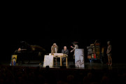 Arno Waschk; Florian Lebek; Klaus Maria Brandauer; Benjamin Martin; Lydia Hofmann auf der Bühne des Burgtheaters