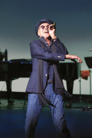 Michael Heltau mit Mikrofon auf der Bühne singt aus seinem Programm EINEN BLAUEN BALLON MÖCHT' ICH HABEN, 2018