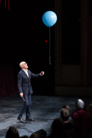 Michael Heltau hält einen blauen Ballon in der Hand