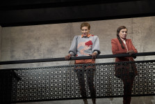 Szenenfoto The Party, Katharina Lorenz als Jinny steht neben Barbara Petritsch als Martha an einem Geländer..