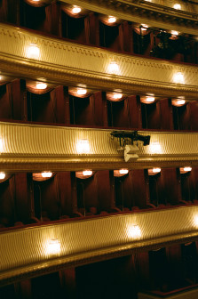 Beleuchtete Ränge im Zuschauerraum vom Burgtheater