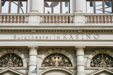 Fassade mit Schrift Kasino