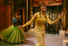 Die Schauspielerinnen Coco Brell und Mara Romei stehen in bunten Klamotten auf der Bühne