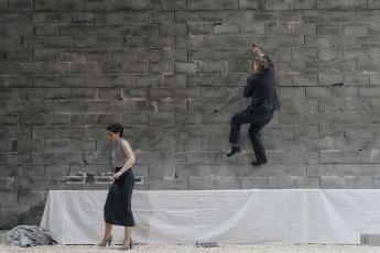 Inszenierungsfoto GESCHLOSSENE GESELLSCHAFT