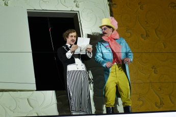 ZU EBENER ERDE UND ERSTER STOCK