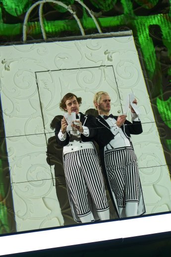 ZU EBENER ERDE UND ERSTER STOCK