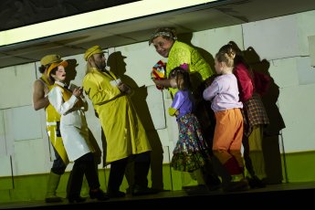 ZU EBENER ERDE UND ERSTER STOCK