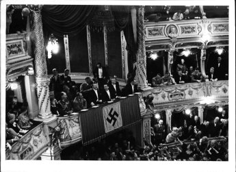 Hitler in Loge im Burgtheater