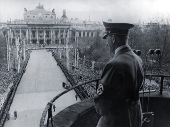 Hitler auf dem Balkon mit Burgtheater im Hintergrund