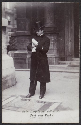 Verlag Gebrüder Kohn: Beim Burgtheater-Bühnentürl Carl von Zeska, um 1907, Theatermuseum Inv. Nr.: FS_PP257102alt