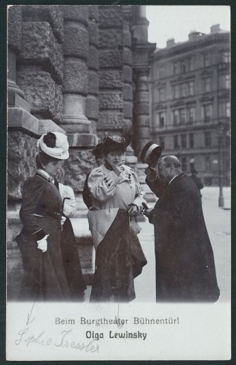 Verlag Gebrüder Kohn: Beim Burgtheater-Bühnentürl ca. 1906-12, Theatermuseum