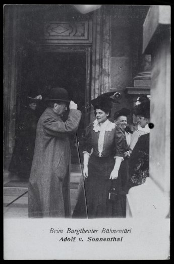Verlag Gebrüder Kohn: Beim Burgtheater-Bühnentürl ca. 1906-12, Theatermuseum
