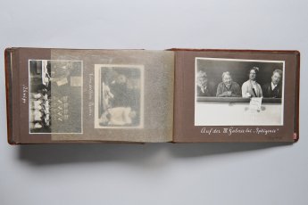 Hugo Thimig: Auf der IV. Galerie bei "Iphigenie", Hugo Thimig in vier Personifikationen, um 1905 Theatermuseum Inv. Nr.: FS_Thimig_Album3_276946