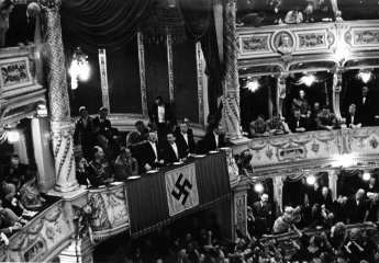 Hitler in Loge im Burgtheater