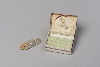 Tapetenstück und Holzsplitter (aus der Sammlung Hugo Thimig)