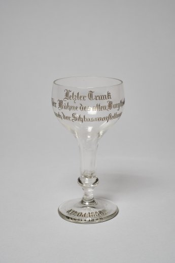 Trinkglas mit der Inschrift „Letzter Trunk auf der Bühne des alten Burgtheaters nach der Schlussvorstellung d. 12. Oct. 1888.“ (aus der Sammlung Hugo Thimig)