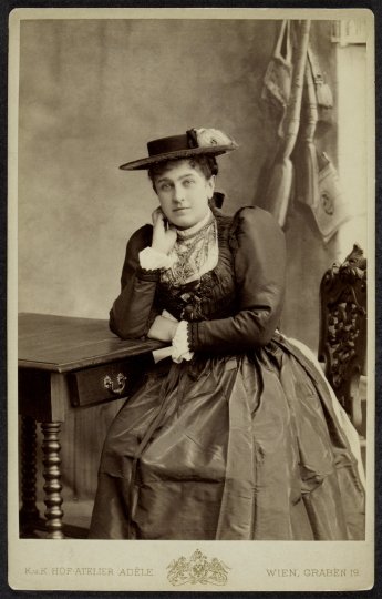 K.u.K. Hof-Atelier Adèle: Rollenporträt der Katharina Schratt als Vroni in Der Meineidbauer von Ludwig Anzengruber, Prem. 28.10.1893, Hofburgtheater Wien.