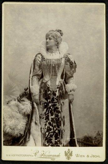 Rudolf Krziwanek: Rollenporträt der Hedwig Bleibtreu als Königin Elisabeth in Maria Stuart, um 1895, Hofburgtheater Wien.