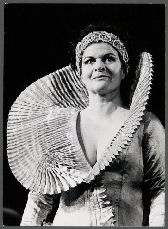 Josef Palffy: Rollenporträt der Elisabeth Orth als Gertrud in HAMLET, Prem. 21.12.1985, Burgtheater Wien.