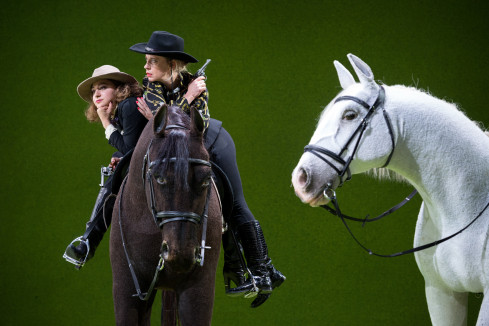 Szenenfoto Deponie Highfield, Caroline Peters und Irina Sulaver auf einem Pferd.