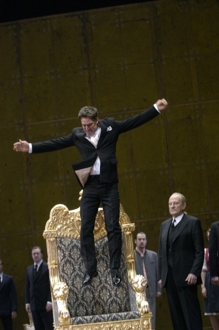 Tobias Moretti als König Ottokar springt auf einem Thronsessel