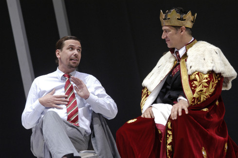 Michael Maertens als Rudolf von Habsburg im Anzug spricht mit Tobias Moretti als König Ottokar, bekleidet mit Krone und Umhang. 