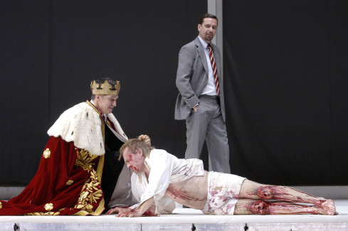 König Ottokar (Tobias Moretti) sitzt vor dem verwundeten Milota (Johannes Krisch). Dahinter steht Rudolf von Habsburg (Michael Maertens)