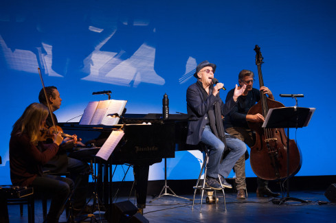 Michael Heltau singt auf der Burgtheater-Bühne umgeben von Musikern
