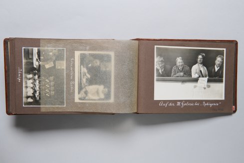 Hugo Thimig: Auf der IV. Galerie bei "Iphigenie", Hugo Thimig in vier Personifikationen, um 1905 Theatermuseum Inv. Nr.: FS_Thimig_Album3_276946