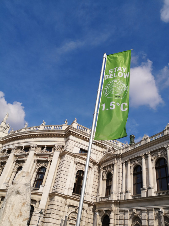 Fahne der Aktionswoche zum Klimaschutz vor der Fassade des Burgtheaters