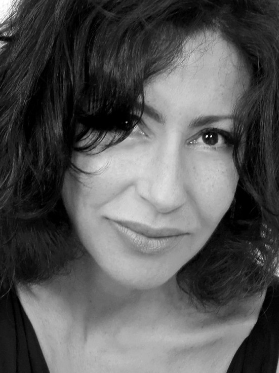 Ein Porträtbild der Autorin Yasmina Reza in schwarzweiß 
