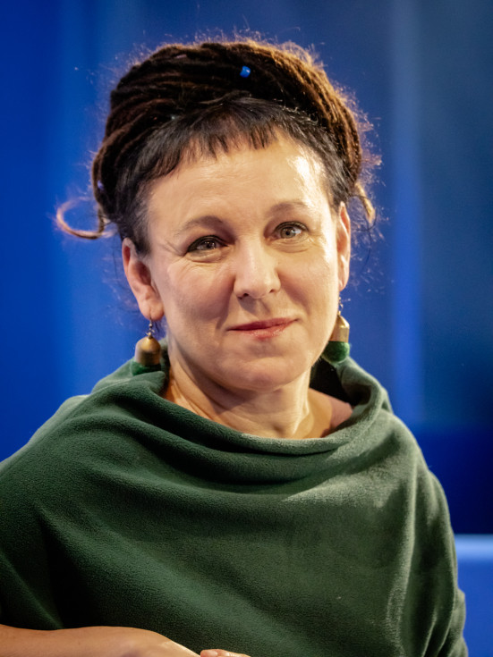 Ein Porträtbild der Schriftstellerin Olga Tokarczuk in farbe