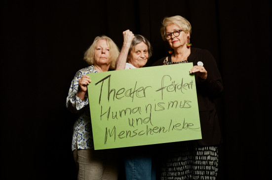 Drei Mitglieder von Omas gegen Rechts halten ein Schild