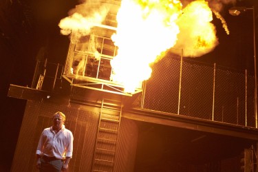 Szenenfoto Faust, Werner Wölbern als Faust vor brennendem Haus
