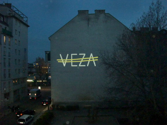 Schriftzug VEZA auf einer Hauswand.