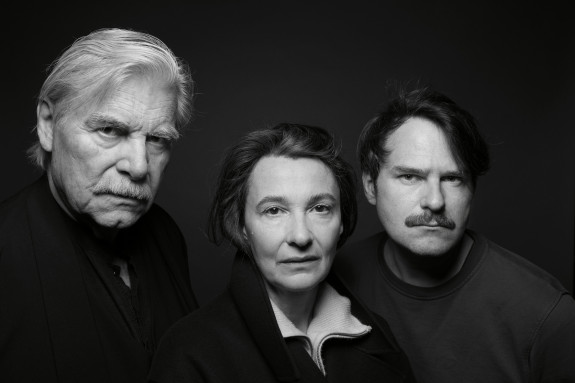 Gruppenporträt in schwarz-weiß mit Peter Simonischek, Sylvie Rohrer, Philipp Hauß